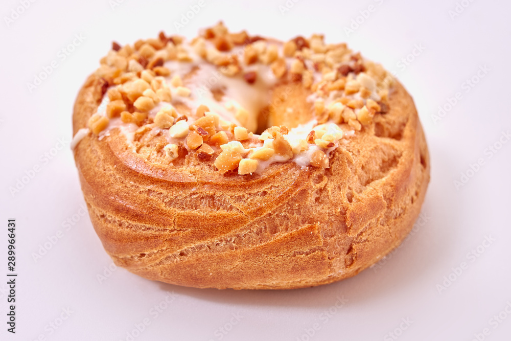 Chocolate-powder sugar-cream puff ring, custard dough Chocolate-powder sugar-cream puff ring, custard dough