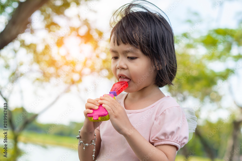 Younger children like to eat sweet candies. Sweet candies cause tooth decay. Younger children like to eat sweet candies. Sweet candies cause tooth decay.