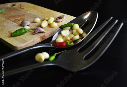 Fototapeta Naklejka Na Ścianę i Meble -  vegetables,garlic,chilies on a plate and spoon