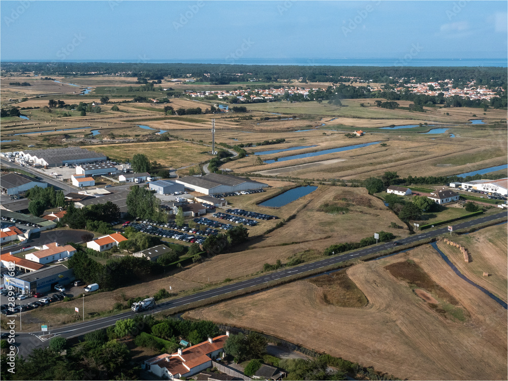 vue aérienne de marais salants sur l'île de Noirmoutiers en France