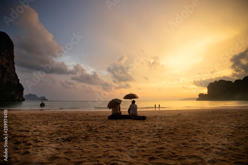 Photos Beautiful sunrise over the tropical beach.