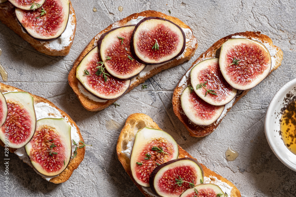 Bruschetta with figs, goat cheese and honey Bruschetta with figs, goat cheese and honey