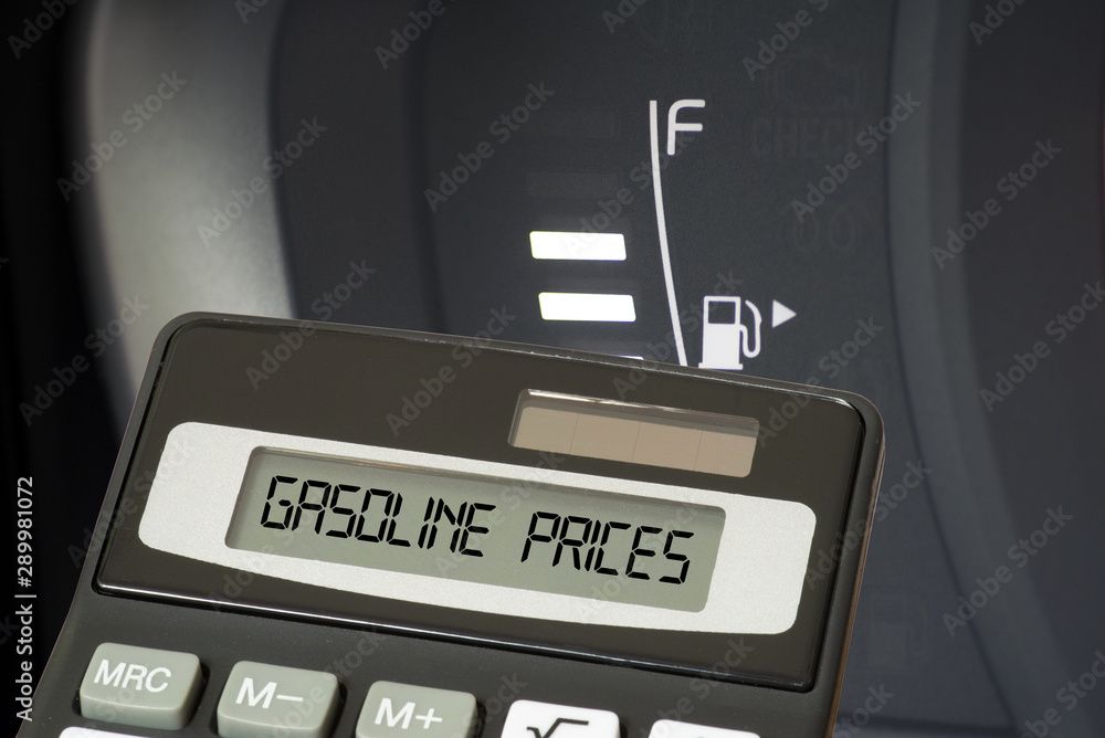 Ein Auto, Tankanzeige und Taschenrechner für Benzinpreis
