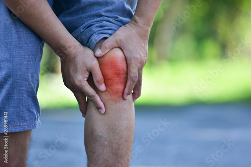 Man knee pain when running or jogging © Suriyo