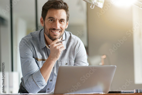 Tableau sur toile Modern man working in office