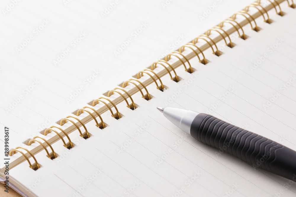 ノートとペン White notebook and ballpoint pen ノートとペン White notebook and ballpoint pen