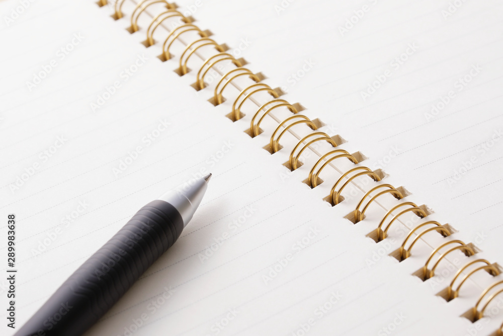 ノートとペン White notebook and ballpoint pen ノートとペン White notebook and ballpoint pen