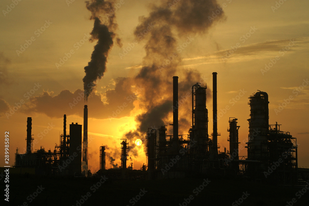 Industrieanlagen gegen den Sonnenaufgang fotografiert Industrieanlagen gegen den Sonnenaufgang fotografiert