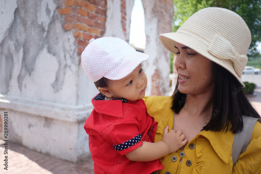 Obraz premium Asian mother carrying a baby.