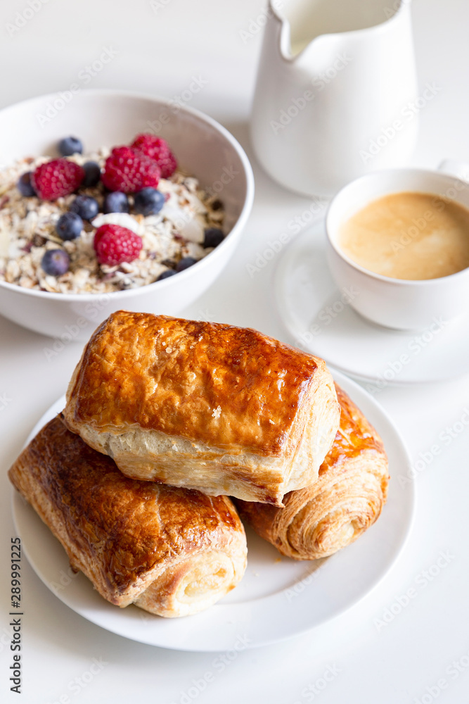 Śniadanie croissant i kawa
