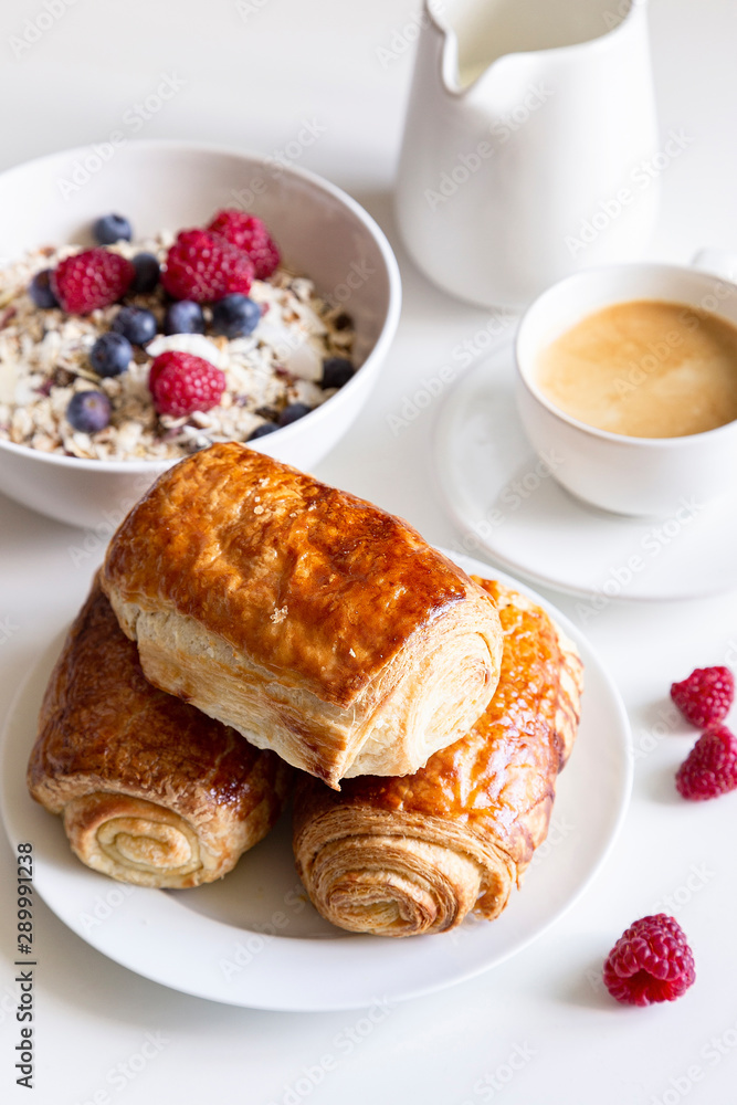 Śniadanie croissant i kawa