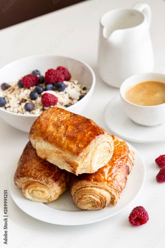 Śniadanie croissant i kawa