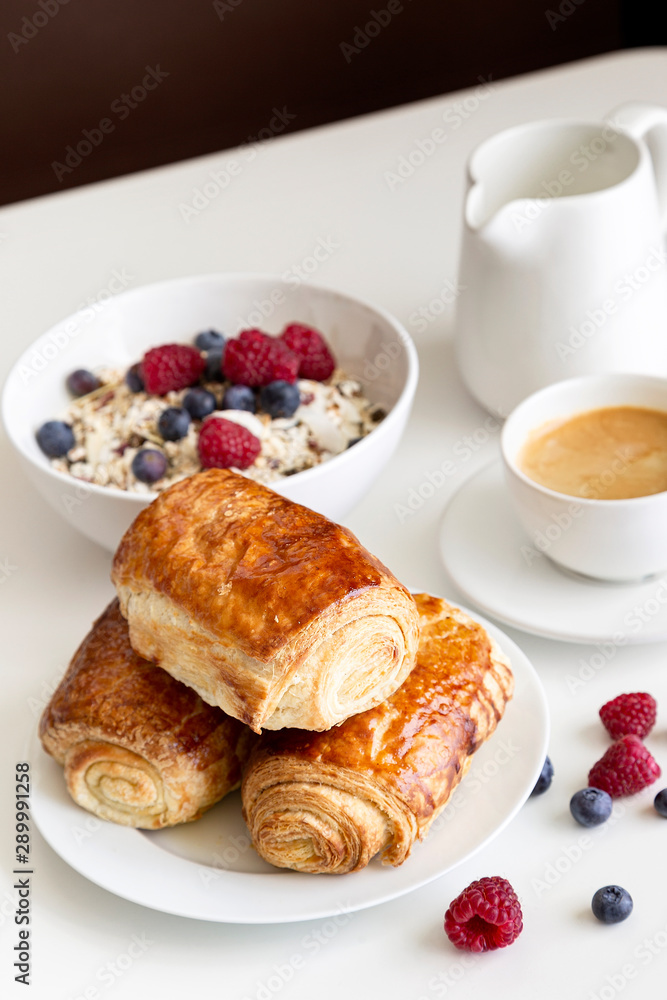 Śniadanie croissant i kawa