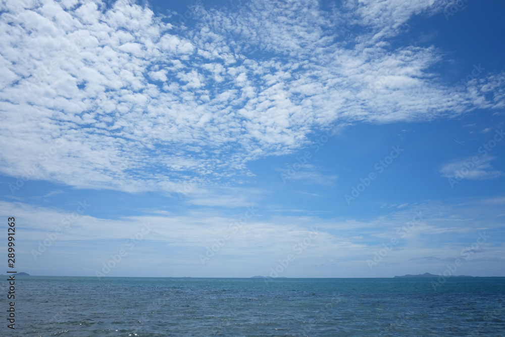 Obraz premium Sea view and blue sky in the daytime.