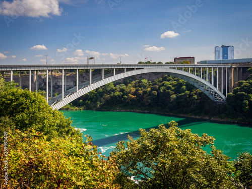 Die Rainbow Bridge bei den Niagarafällen © KreuzAs