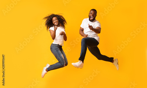 Εκτύπωση καμβά Happy african couple jumping in the air