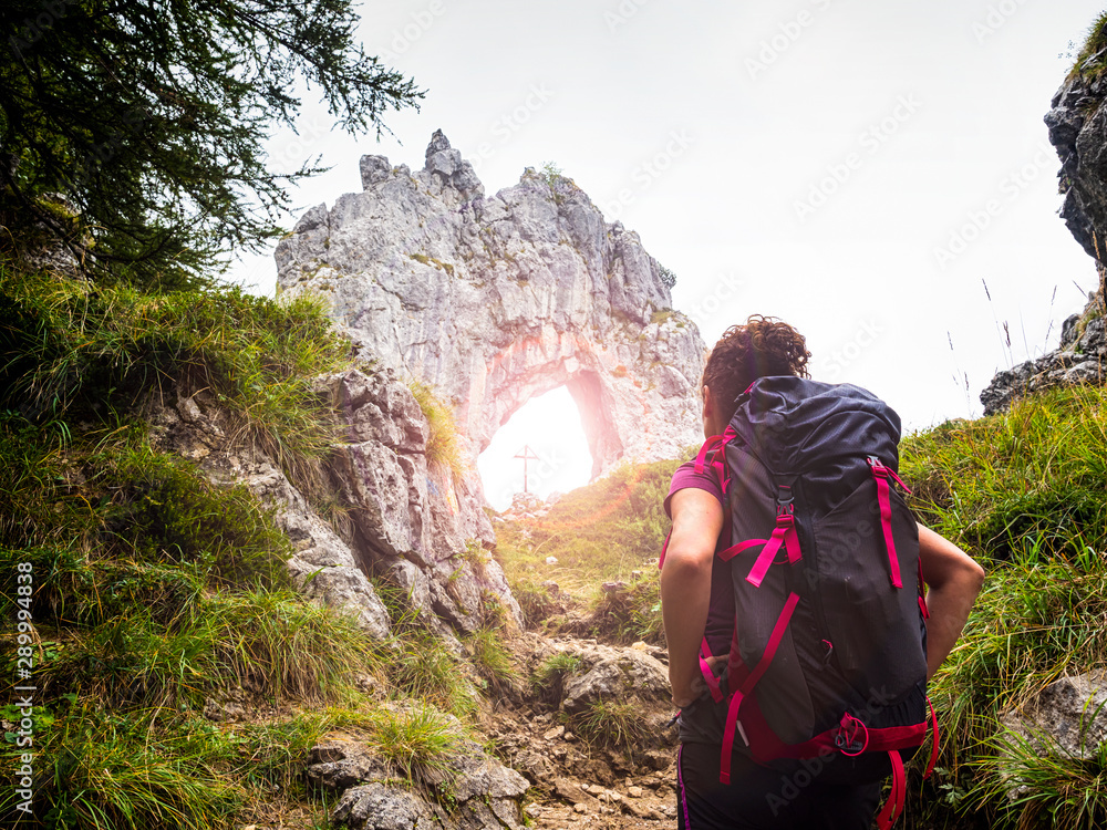 Obraz premium Backpacker woman in the alps