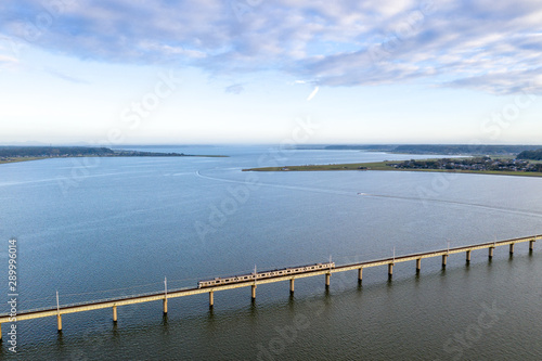 夏の早朝の北浦とJR鹿島線を俯瞰撮影 © Kumi