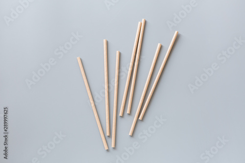 eco natural paper straws flat lay on gray background. sustainable lifestyle concept. zero waste, plastic free items. stop plastic pollution. Top view, overhead, template, Mockup.