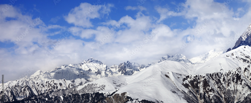 Obraz premium Snow winter mountains in clouds