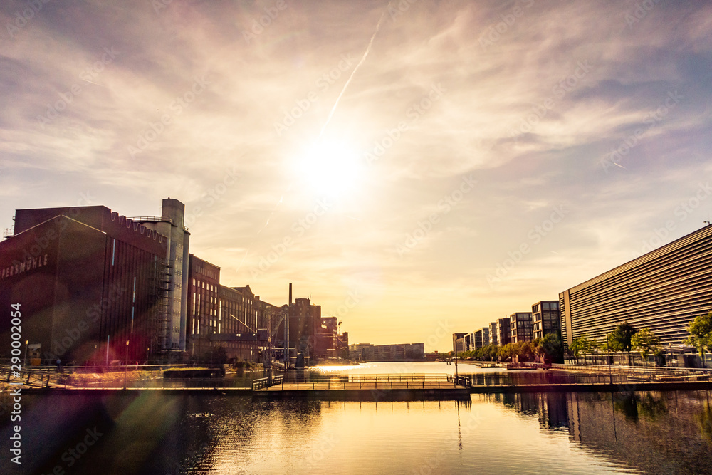 Naklejka premium Sonne am Innenhafen Duisburg