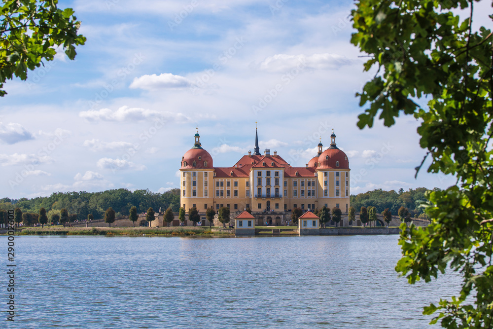 Fototapeta premium Das bekannte Schloß Moritzburg