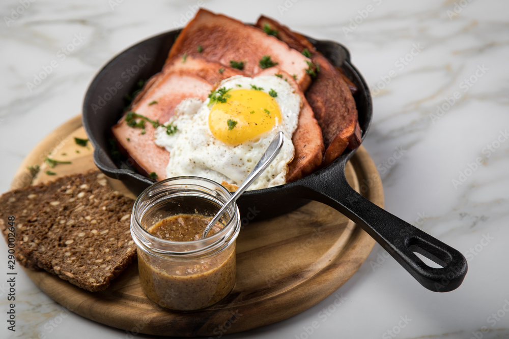 Gebräunter Bayrischer Leberkäse mit gebratenen Spiegelei in ...