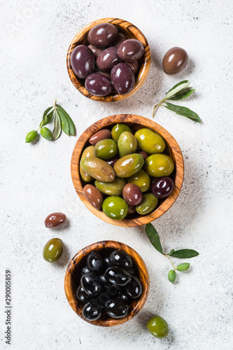 Bilde på lerret Black and green olives on white background.