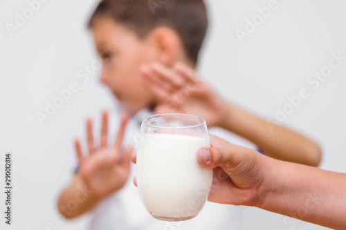 Konstfotografi Kid refusing to drink milk