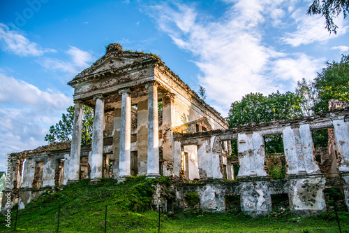 Фотография Old Masonic Mansion with columns