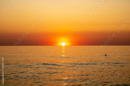 Закат солнца над Чёрным морем в посёлке ЛОО