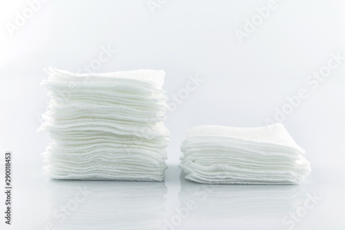 Fotografia gauze pads on white background.