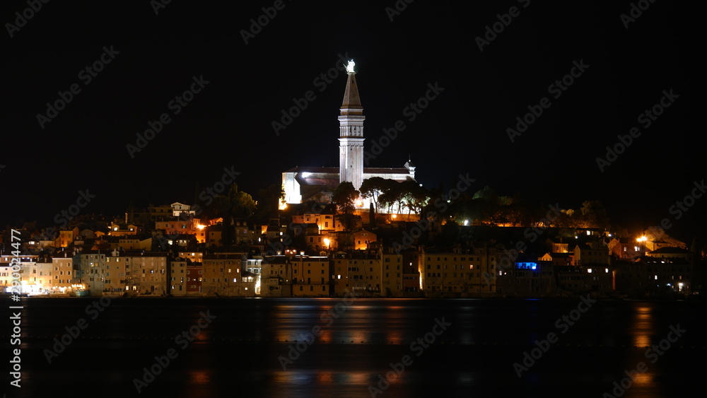 Rovinj, Kroatien: Die bei Nacht bestrahlte Kirche der heiligen Euphemia sticht deutlich hervor