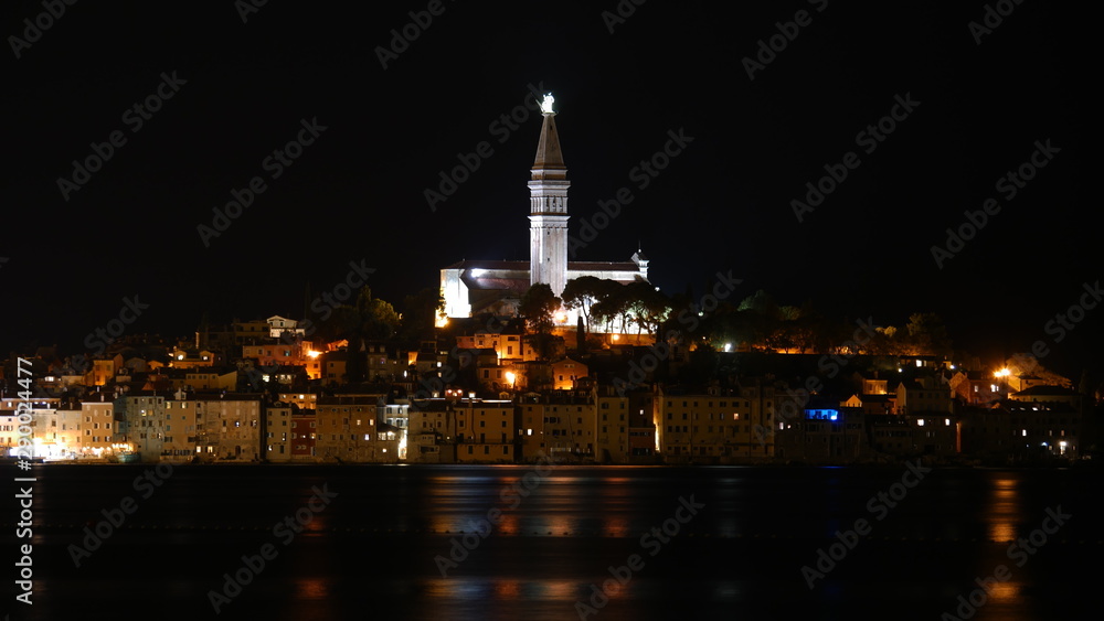 Rovinj, Kroatien: Die bei Nacht bestrahlte Kirche der heiligen Euphemia sticht deutlich hervor Rovinj, Kroatien: Die bei Nacht bestrahlte Kirche der heiligen Euphemia sticht deutlich hervor