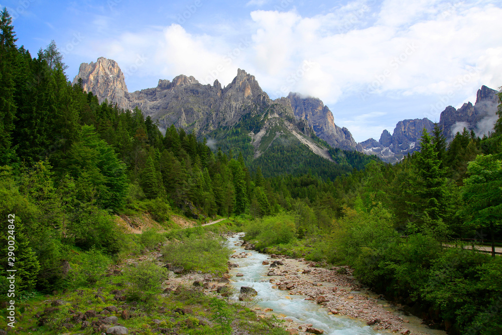 Dolomiten mit Gebirgsbach, Südtirol, Italien