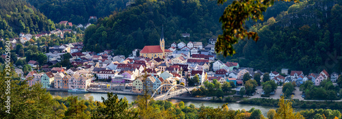 Riedenburg im Altmühltal, Bayern Blick auf die Altstadt mit Fluss Altmühl photo