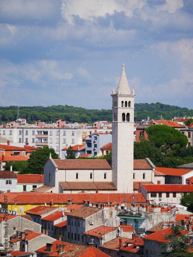 Fototapeta premium Pula, Istrien: Kirche von St. Anthony vom Kastell aus betrachtet