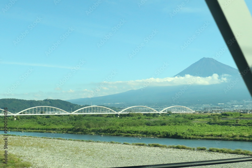 Fototapeta premium 富士川橋梁から見た富士山
