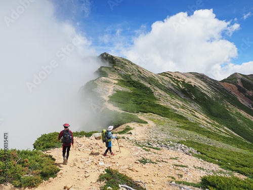北アルプス 常念山脈の登山道を歩く親子 大天井岳～常念岳
