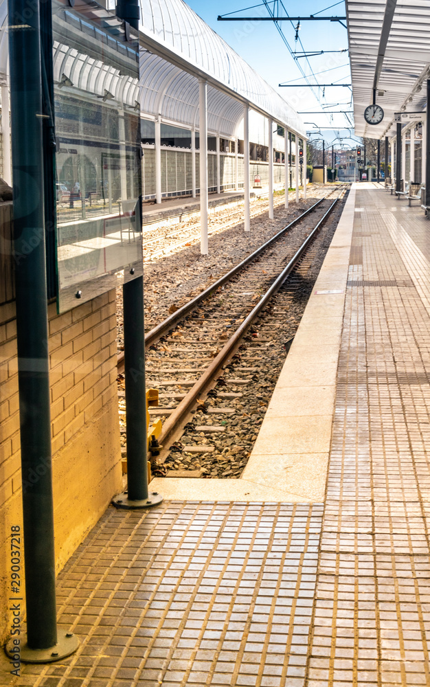 Vías de tren con final y origen de salidas en la estación.