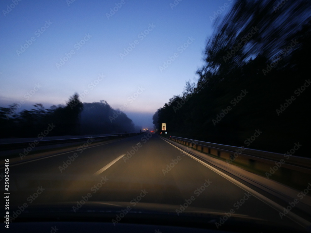 Fototapeta premium Istrien, Kroatien: Morgendämmerung beim Fahren