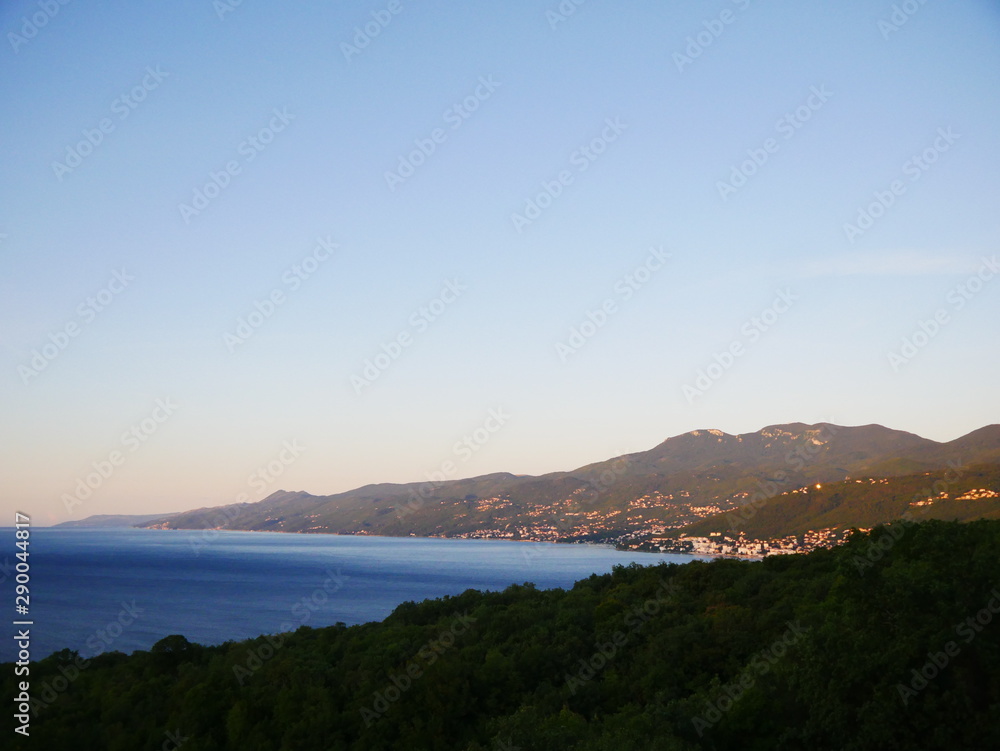 Rijeka, Kroatien: Blick auf die Berge an der Adria