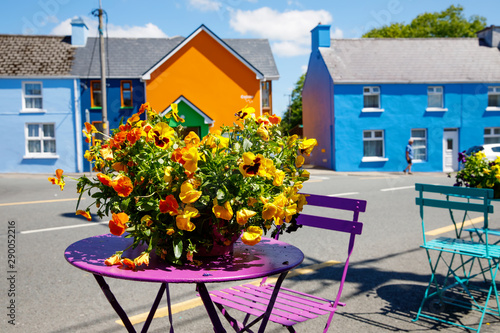 Fotografía Colorful houses in Eyeries, small town on Ring of Kerry, famous Atlantic way in Ireland