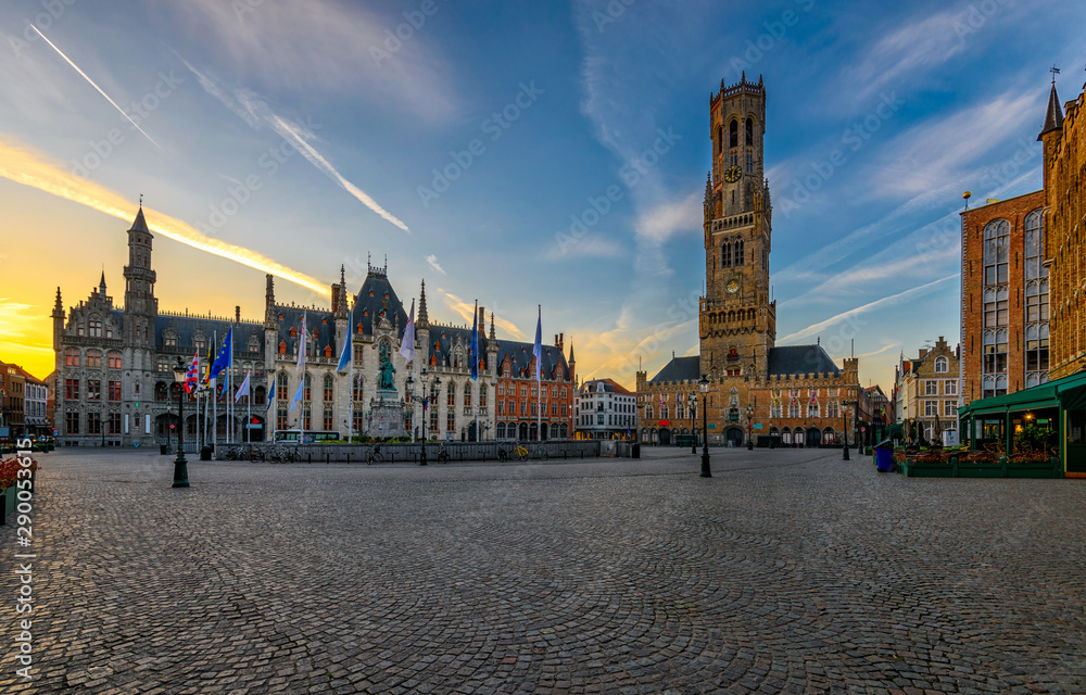 Obraz premium Markt (Rynek), Provinciaal Hof (Sąd Okręgowy) i Dzwonnica Brugii (Belfort van Brugge) to średniowieczna dzwonnica w centrum Brugii w Belgii. Jeden z najbardziej znanych symboli Brugii