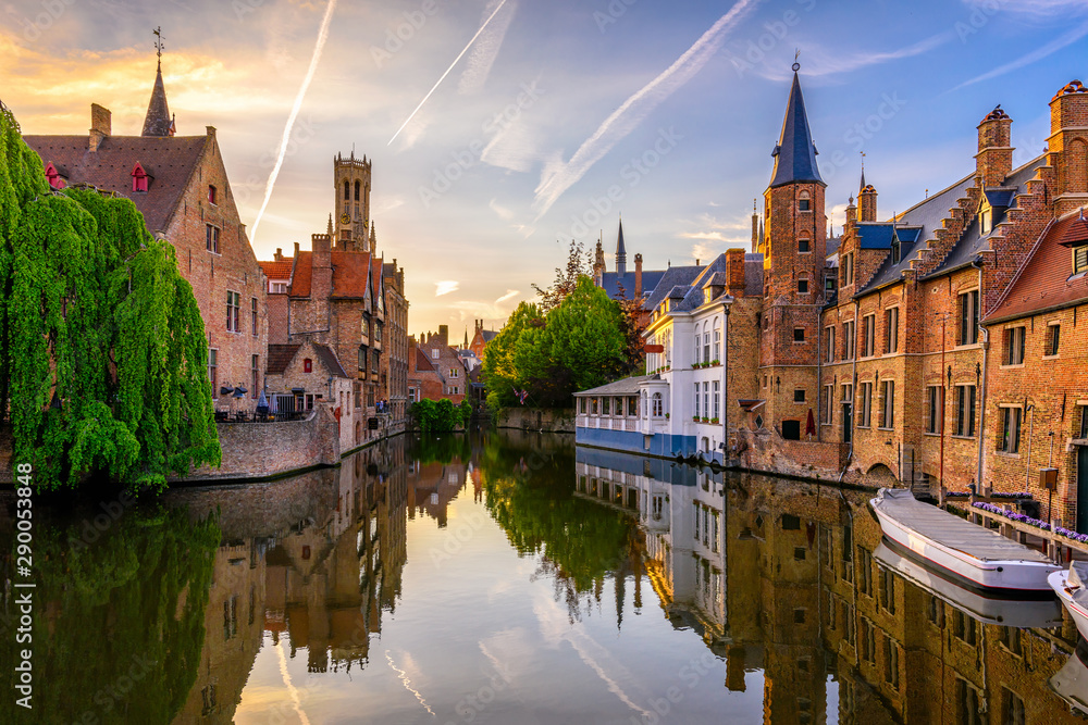 Naklejka premium Klasyczny widok na historyczne centrum Brugii (Brugge), prowincja Flandria Zachodnia, Belgia. Zachód słońca pejzaż Brugii. Kanały Brugii