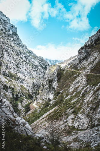 Paseo por la Ruta del Cares con vistas impresionantes de Picos de Europa, Asturias, España © Vitalii Kravchuk