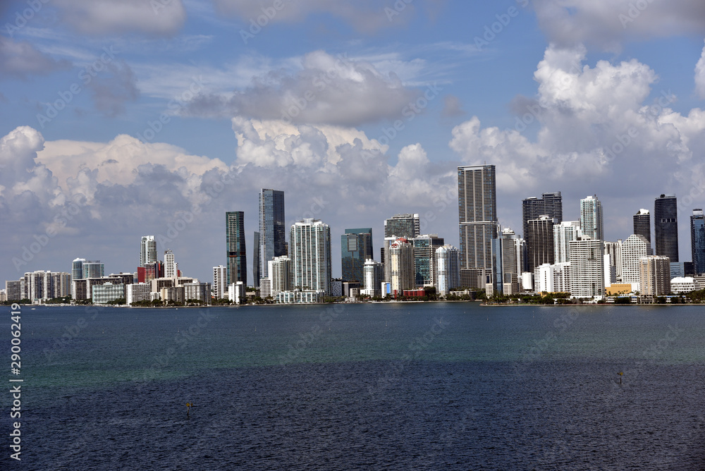 Fototapeta premium Skyline z Miami na Florydzie, widok z portu morskiego.