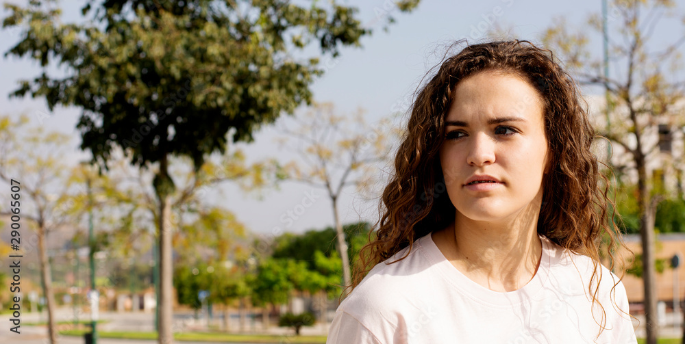 Naklejka premium Chica adolescente estudiante movll