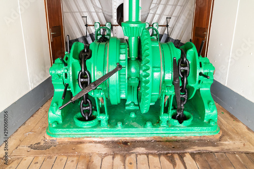 Fototapeta chain and capstan mechanism