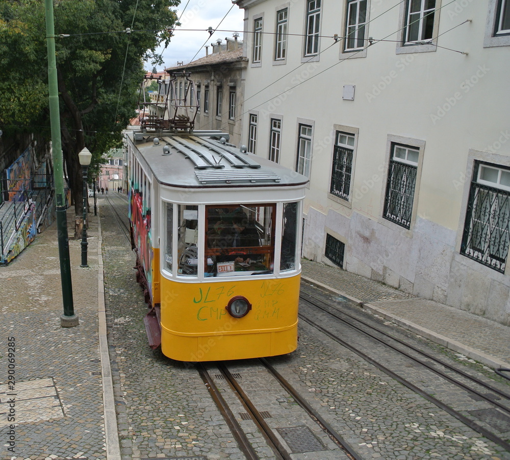 Tram Alcantara Lissabon - obrazy, fototapety, plakaty 